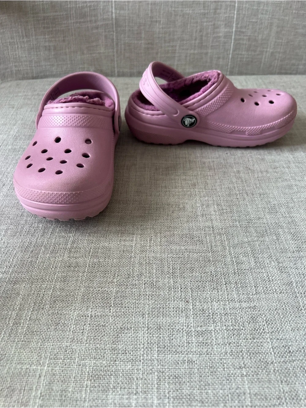 CROCS Dual Comfort Girls/Kids Pink Faux fur Lined mule Clogs w/strap, size 10